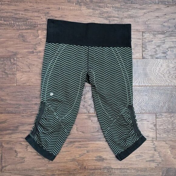 Lululemon Heathered Fatigue Green Black Chevron In the Flow Crops 6 - Picture 4 of 7